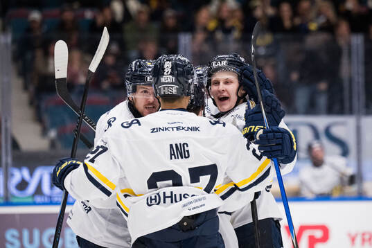 HV71s Hugo Pettersson jublar med lagkamrater