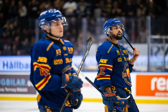 Djurgårdens Arvid Costmar och Oliver Kylington  deppar