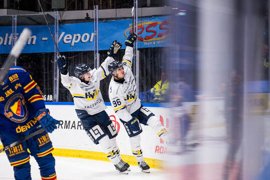 HV71s Linus Lindström och Nikola Pasic jublar