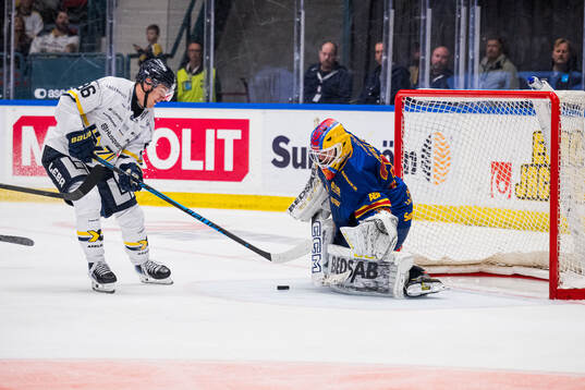 HV71s Nikola Pasic gör 1-6 bakom Djurgårdens  målvakt