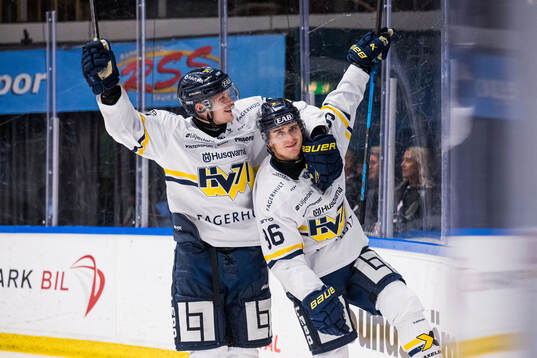 HV71s Linus Lindström och Nikola Pasic jublar