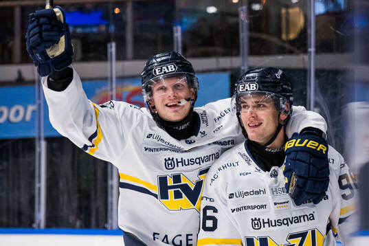 HV71s Linus Lindström och Nikola Pasic jublar