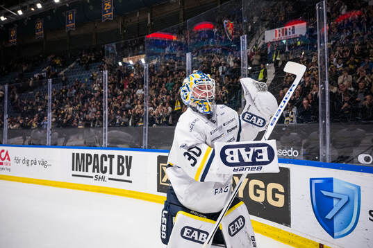 HV71s målvakt Lassi Lehtinen jublar