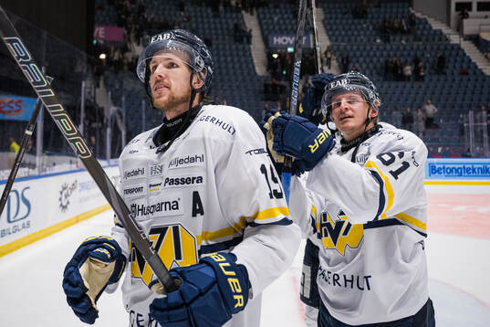 HV71s Niklas Hansson och Axel Rindell jublar