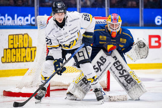 HV71s Justin Glenn Kloos framför Djurgårdens målvakt