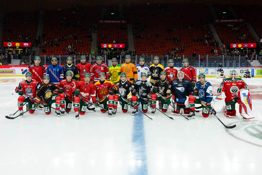 Frölundas spelare klädda i matchtröjor från regionens