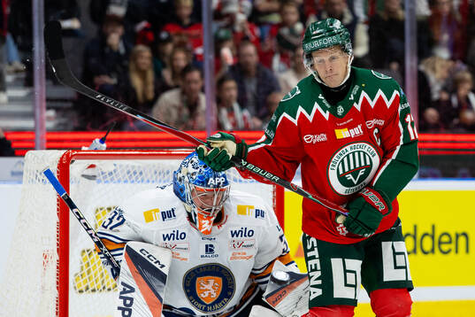 Växjös målvakt Ludvig Persson och Frölundas Max Friberg
