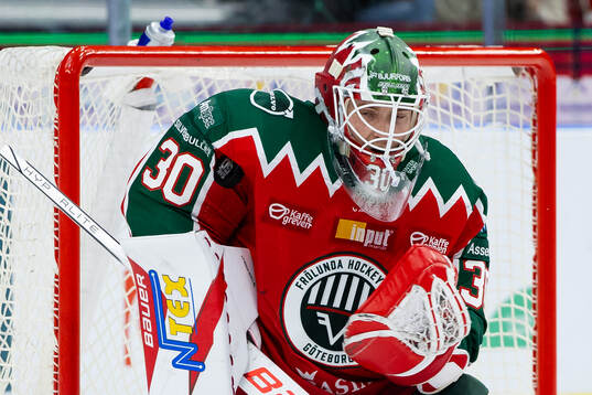 Frölundas målvakt Tobias Normann med en räddning