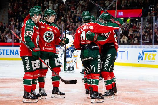 Frölundas Erik Thorell jublar med lagkamrater