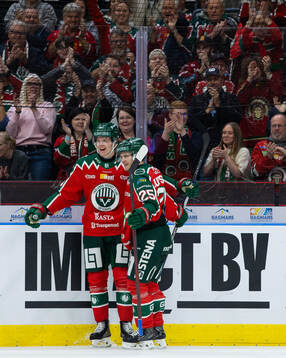 Frölundas Noah Dower Nilsson jublar ihop med Arttu