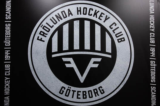 Frölundas klubbmärke på deras introvägg