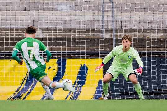 Hammarbys Ksawery Jan Moczarny och Malmö FFs målvakt Isak