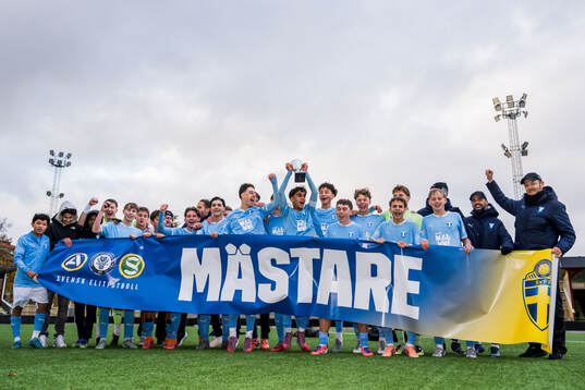 Malmö FFs Amir Osman höjer pokalen