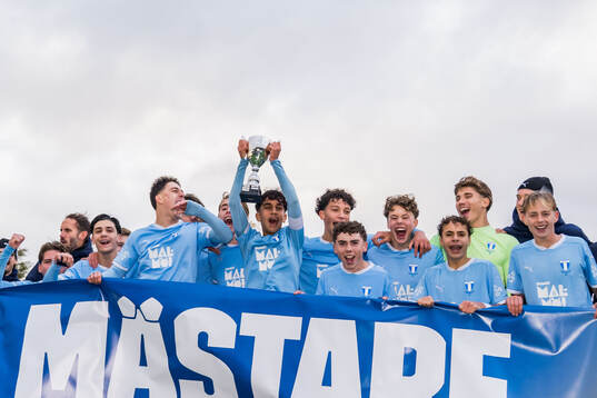 Malmö FFs Amir Osman höjer pokalen