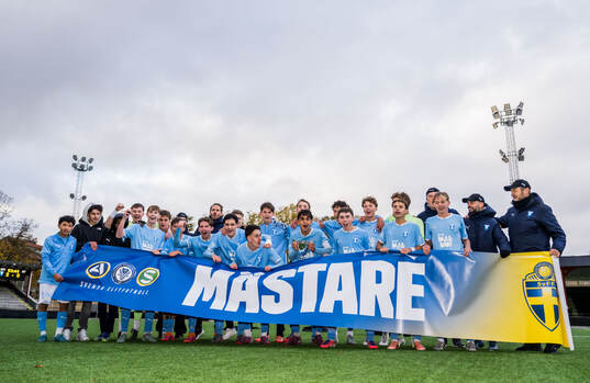 Malmö FFs Amir Osman höjer pokalen