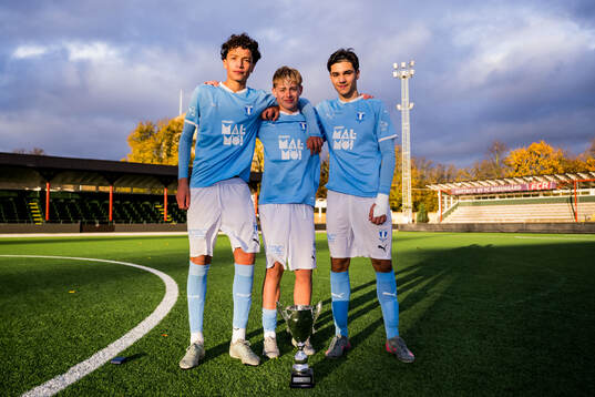 Malmö FFs Victor Voin, Leon da Silva och Edvin Trygg jublar