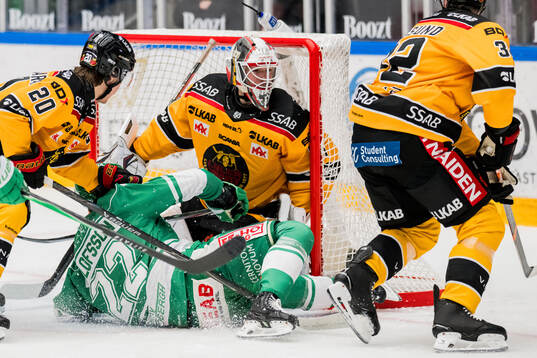 Rögles Fredrik Olofsson och Luleås målvakt Matteus Ward