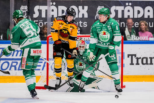 Luleås Isac Hedqvist och Rögles målvakt Arvid Holm och