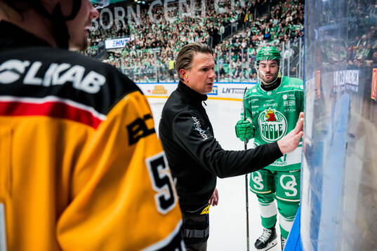 Rögles Mark Friedman och en vaktmästare