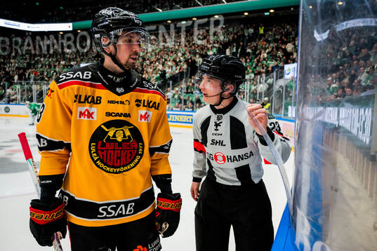 Luleås Eetu Koivistoinen och Domare Alexander Österberg