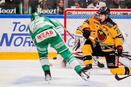 Rögles Felix Nilsson skjuter in 4-0 målet förbi Luleås