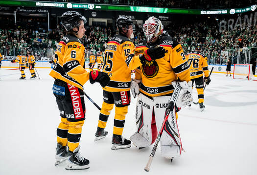 Luleås David Granberg och målvakt Matteus Ward deppar