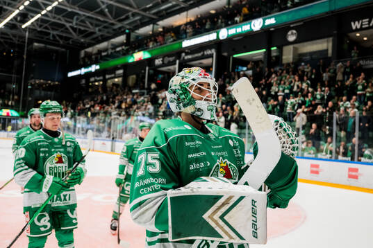 Rögles målvakt Arvid Holm jublar