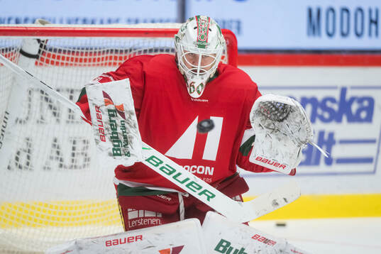 MoDo målvakt Edvin Olofsson innan ishockeymatchen i