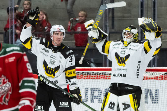 Västerås Olle Norberg och målvakt Benedikt Oschgan jublar