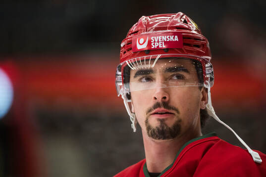 Modos Alexander Swetlikoff innan ishockeymatchen i