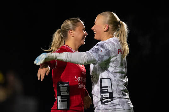 Elfsborgs Alice Broman och målvakt Tilda Torstensson jublar
