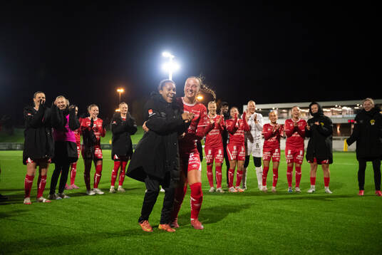 Elfsborgs Vanessa Lopez och Stina Jensen jublar