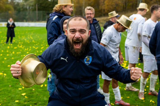 Staffanstorps Uniteds tränare Haris Saranovic jublar