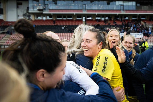 Eskilstuna Uniteds målvakt Monica Elisabeth Wilhelm jublar