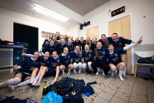 Eskilstuna Uniteds spelare jublar i omklädningsrummet