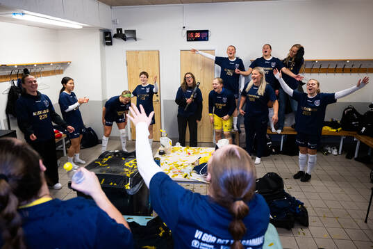 Eskilstuna Uniteds spelare jublar