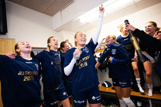 Eskilstuna Uniteds Ellen Schampi jublar