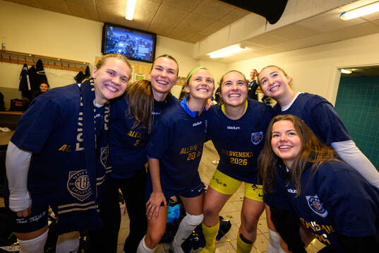 Eskilstuna Uniteds spelare jublar