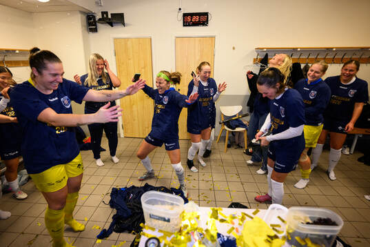 Eskilstuna Uniteds spelare jublar