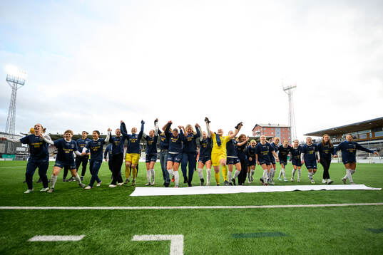 Eskilstuna Uniteds spelare jublar