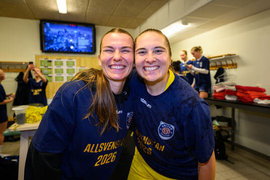 Eskilstuna Uniteds Viivi Spets och målvakt Monica