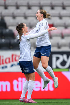 Eskilstuna Uniteds Felicia Rogic jublar med Gabrielle Rose