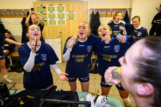 Eskilstuna Uniteds Rylie Rae Combs, Ellen Schampi och