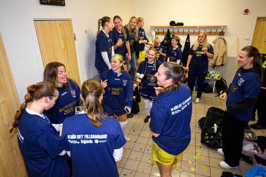 Eskilstuna Uniteds spelare jublar