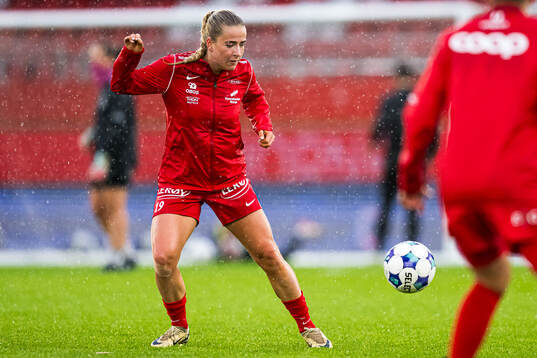 Monica Isaksen of Brann warms up