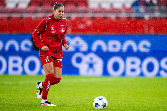 Brenna Lovera of Brann warms up