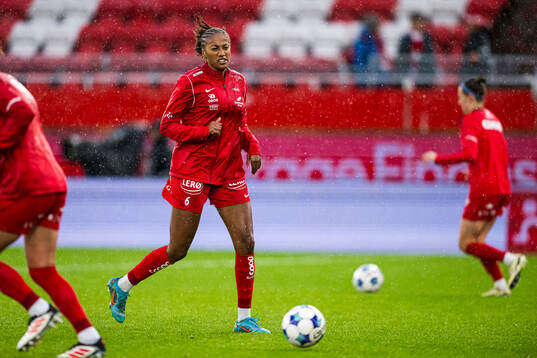 Cassandra Ella Archontoulis Bogere of Brann warms up