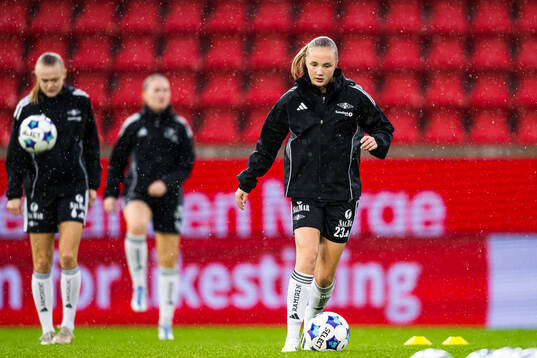 Karna Sæther Sødahl of Rosenborg warms up