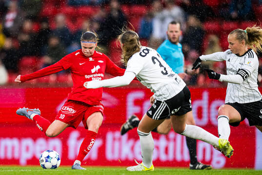 Signe Gaupset of Brann scores the 1-0 goal