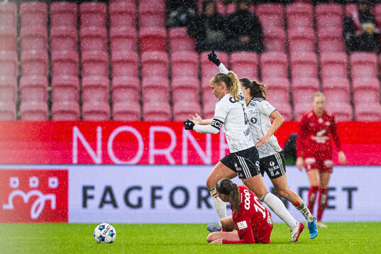 Signe Gaupset of Brann and Rebecka Wanvik Holum of Rosenborg